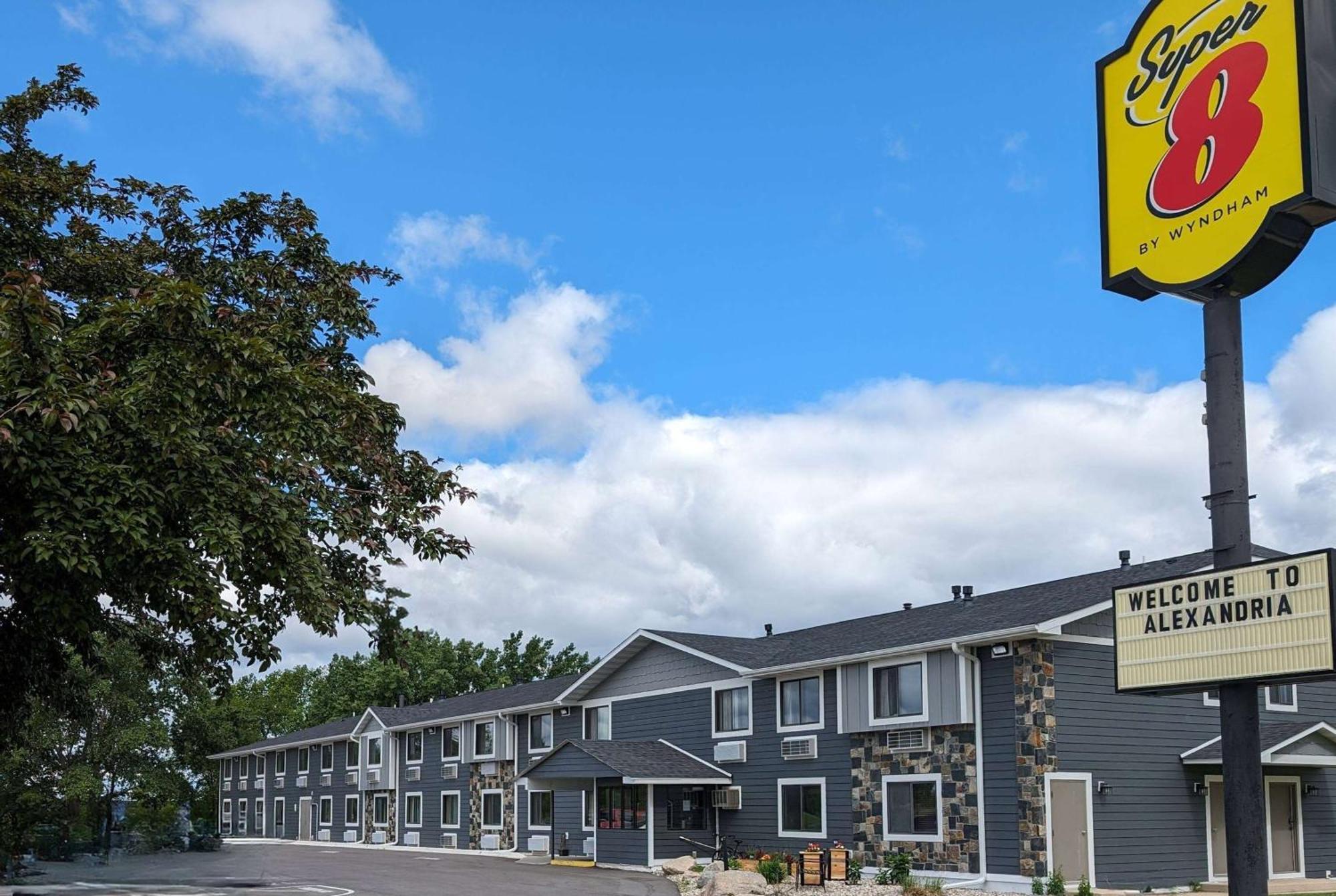 Super 8 By Wyndham Alexandria Mn Motel Exterior photo